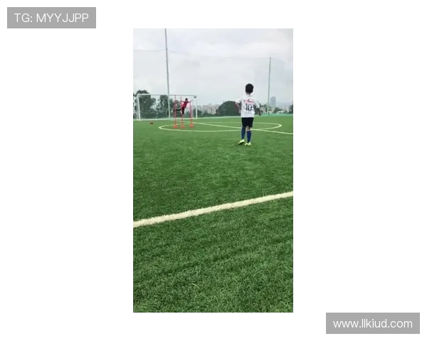 绿荫场上的传承：父子足球梦的双向奔赴(2)